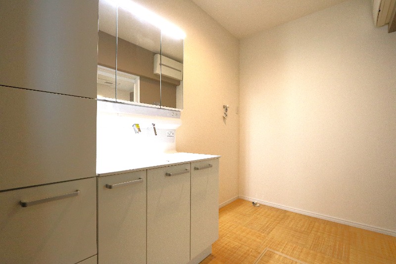 収納棚付きの洗面台です