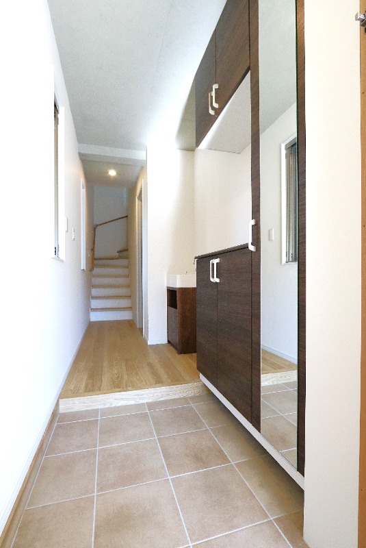 広々とした玄関で手洗い場があります