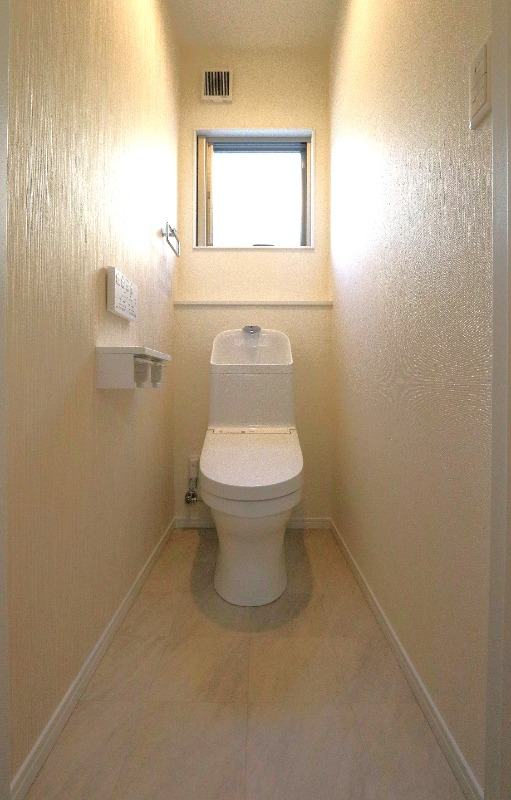 窓付きのトイレで明るいです