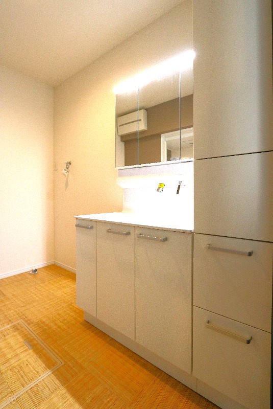 収納棚付きの洗面台です