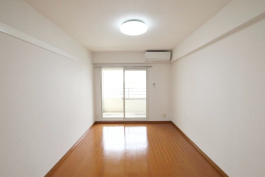 広々8帖の洋室です