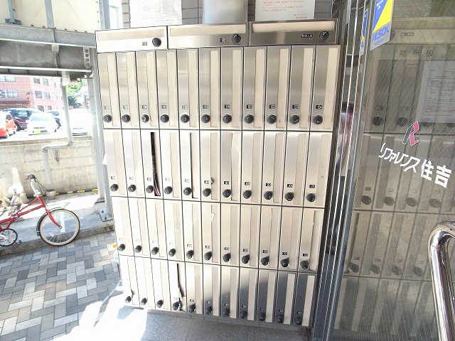 エントランスに集合ポストあります