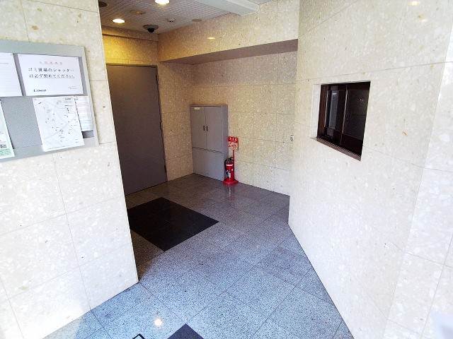 毎日清掃されキレイなエントランスですよ