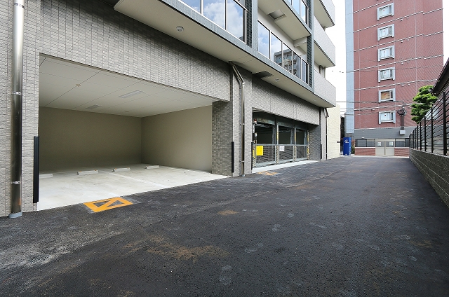駐車場も機械式と平置きがあります