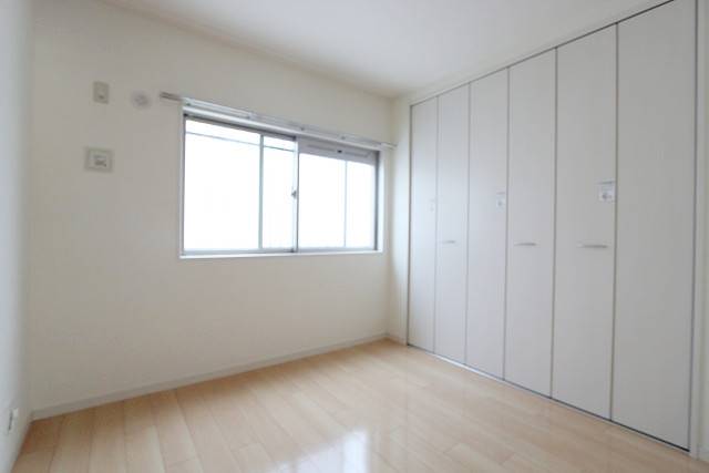 洋室にも窓が付いているので風通しも心配ございません
