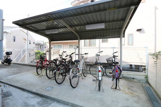 屋根付きの駐輪場で雨の日も安心です