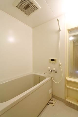 白基調の落ち着くお風呂です