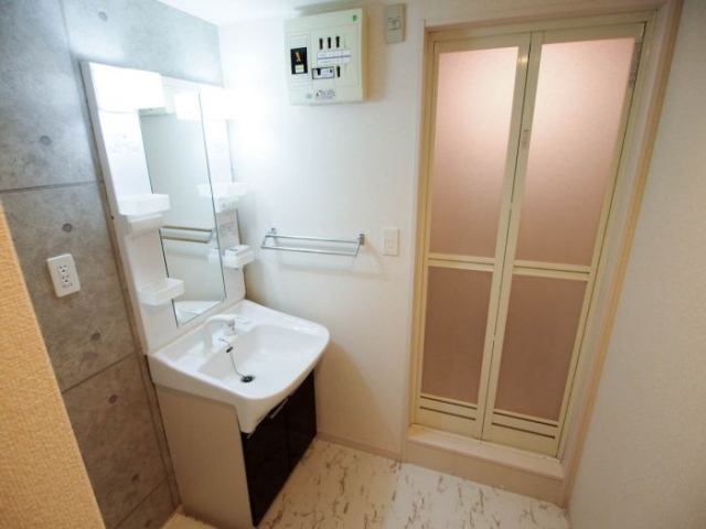 嬉しい独立洗面台と室内洗濯機置場です