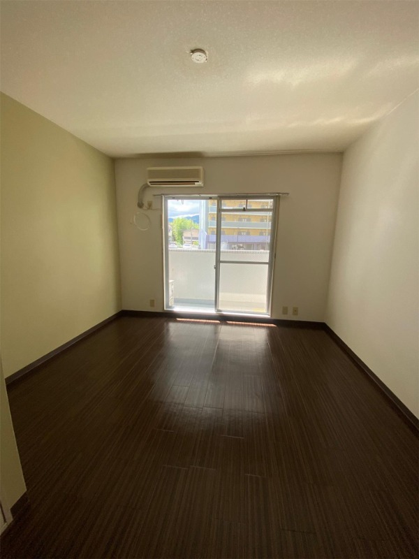 家具の配置に困らないリビングですね