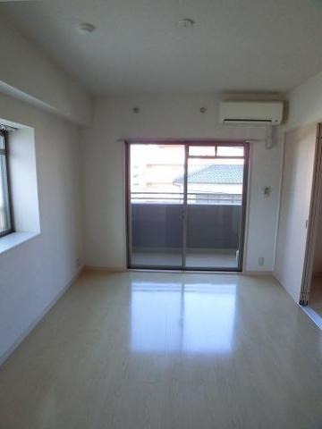 家具の配置がしやすいリビングですね