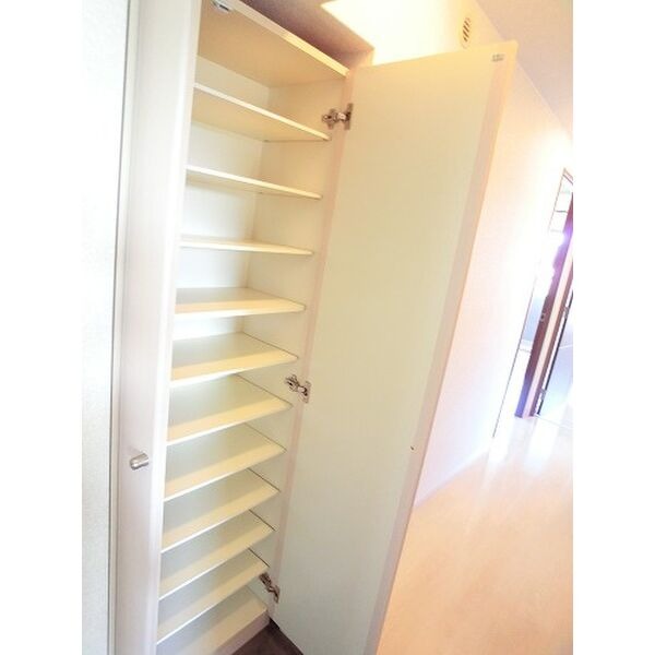 高さのあるシューズボックス付き