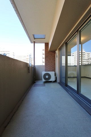 広いバルコニーでガーデニングでも