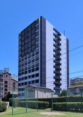 白と黒を基調としたオシャレな外観です