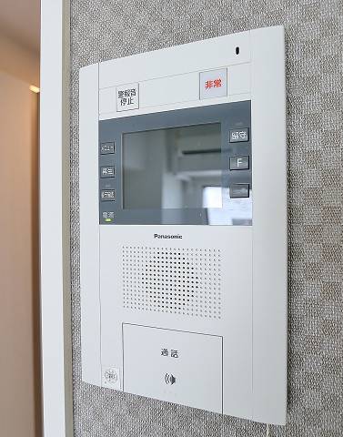 モニタ付きで来客の確認ができます