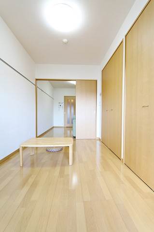 日当たり良好の広々洋室です