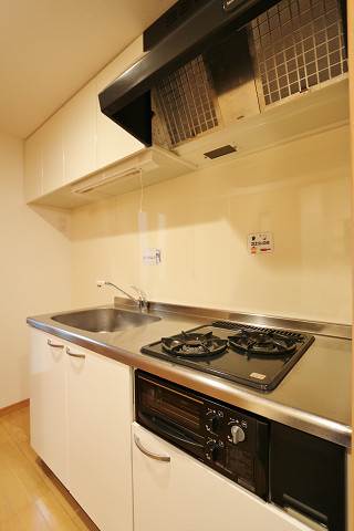 2口コンロ付き、収納もある使い勝手抜群のキッチンです