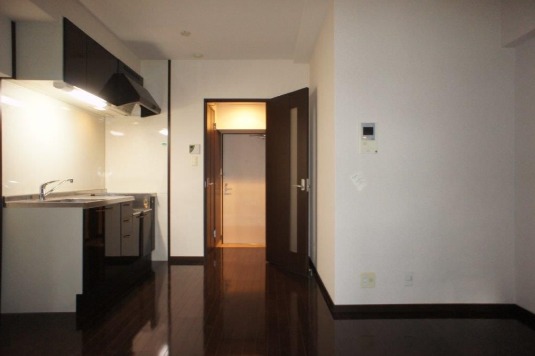 広々リビングで家具の配置に悩みますね