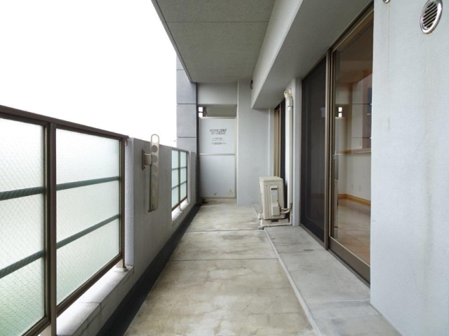 広いバルコニーになっております
