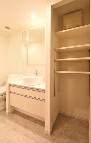 三面鏡の洗面台で朝の身支度もバッチリ