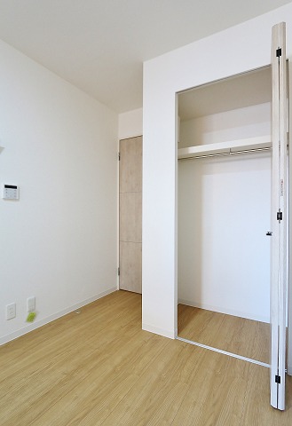 かさばりやすいお洋服もたっぷり収納可能です