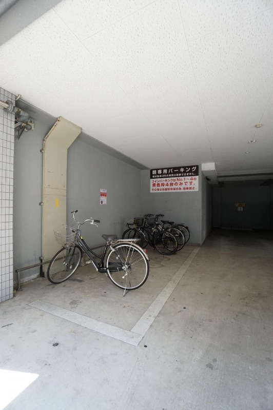 駐輪所は屋根付きです
