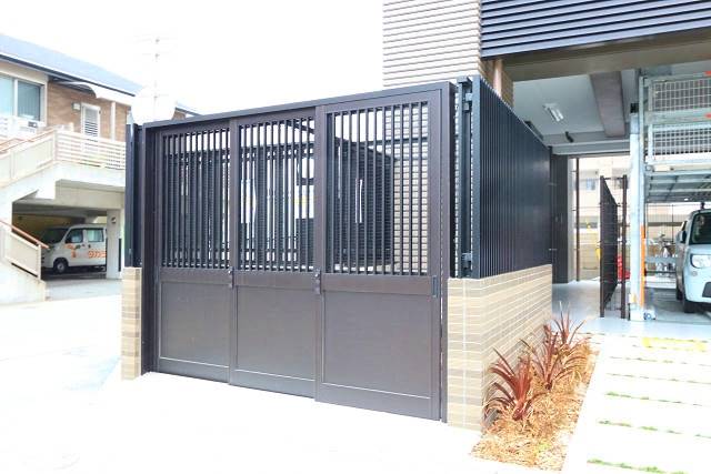 入り口を出るとすぐにゴミ置き場です