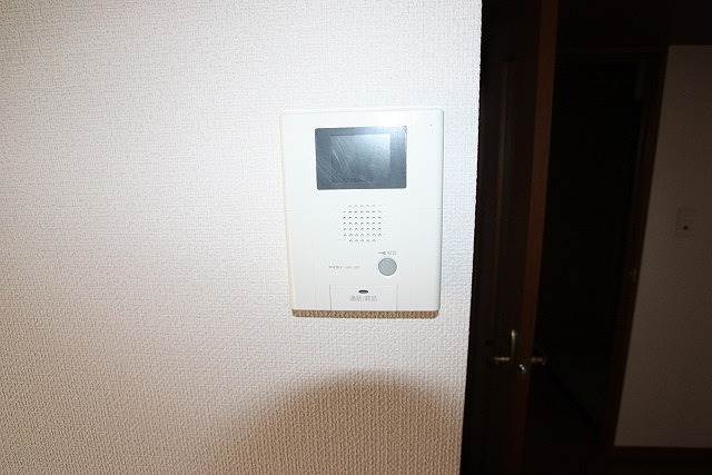 モニタ付インターホンで来訪者をチェック