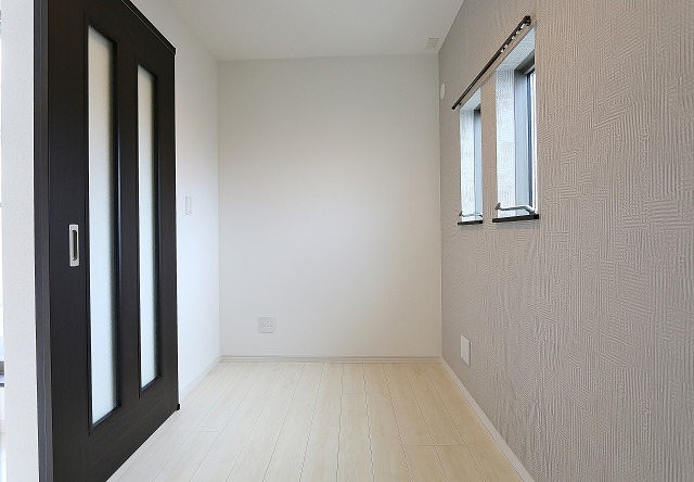 こちらは寝室にぴったりの洋室です