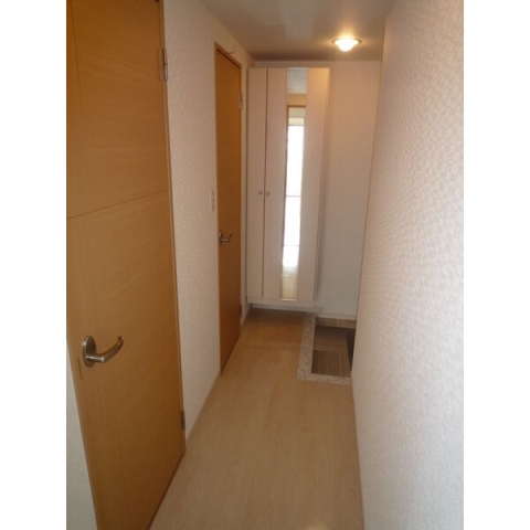 明るい玄関でお出迎え