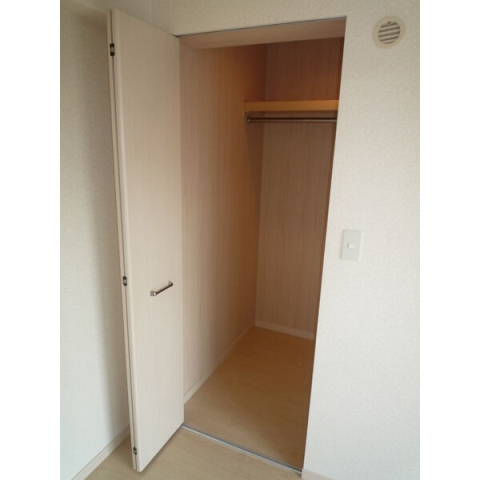 お洋服はこちらへ