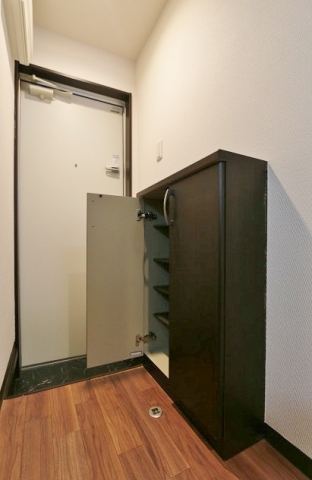 高さ調整できるシューズボックスです