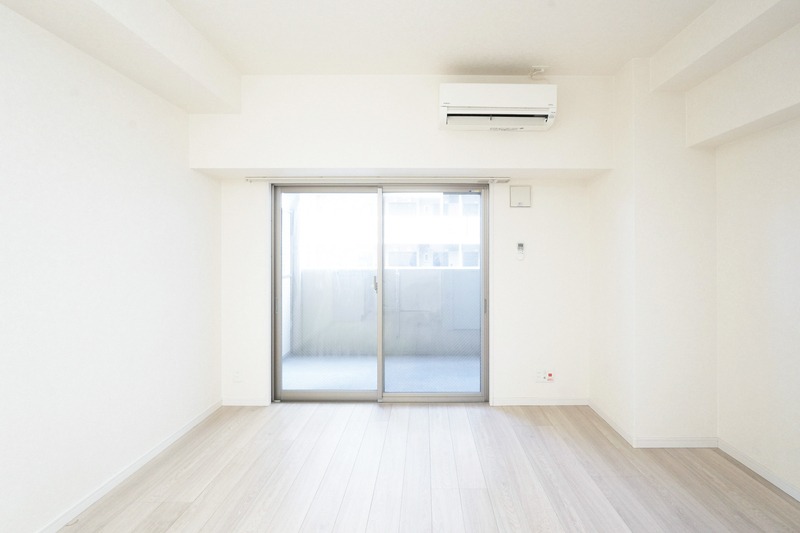 白基調の明るい洋室ですね