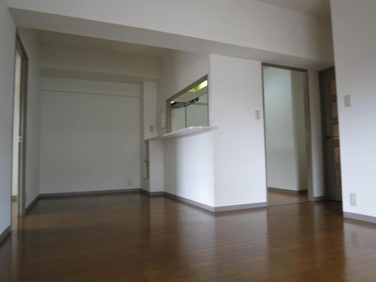 家具の配置に困らないリビングですね