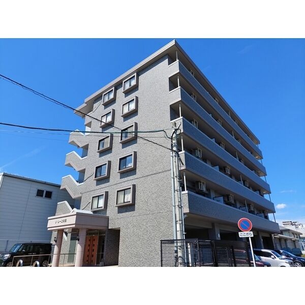 別角度から見た建物外観になります。