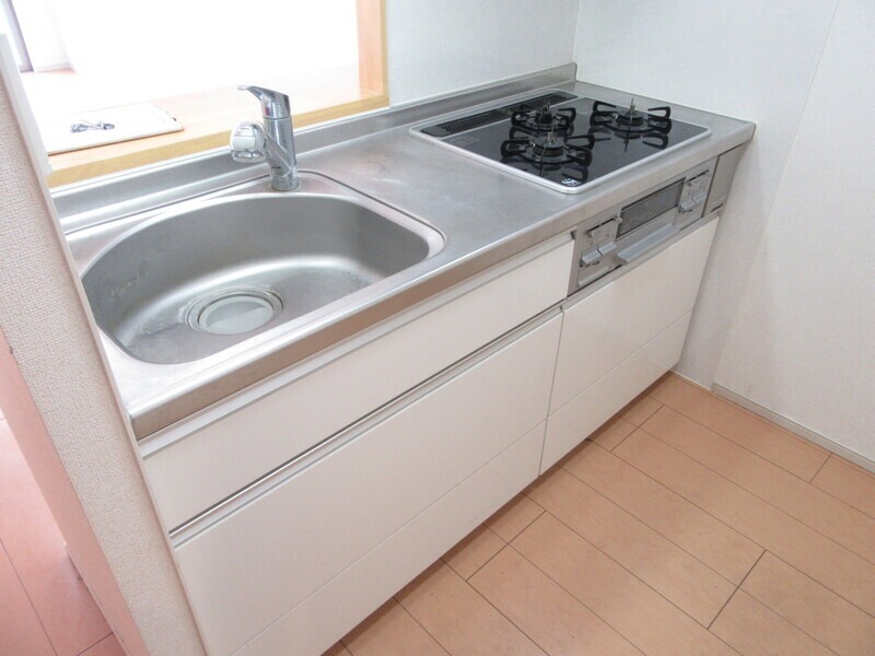 グリル付きのシステムキッチンで料理が捗ります