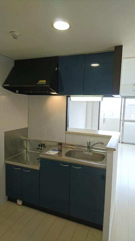 青の落ち着いたイメージのキッチンです。