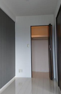 洋室は1面収納スペースがあります。