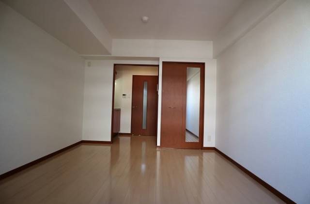 家具の配置に困らないリビングですね