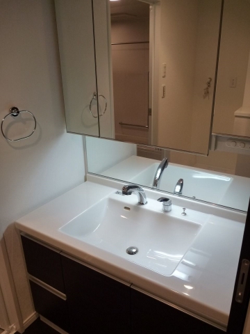 大きな3面鏡がおしゃれですね