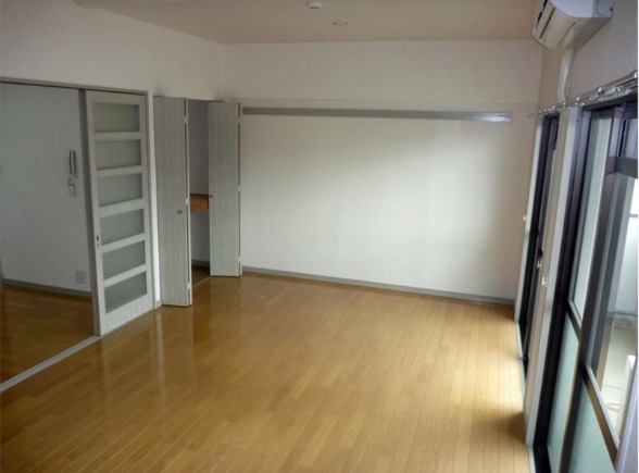 家具の配置に困らないリビングですね