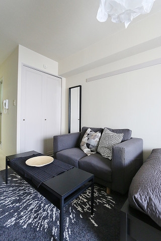 ソファーでくつろいで一息