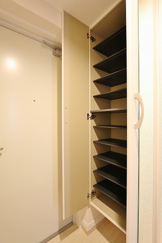 全身鏡付きのシューズボックス