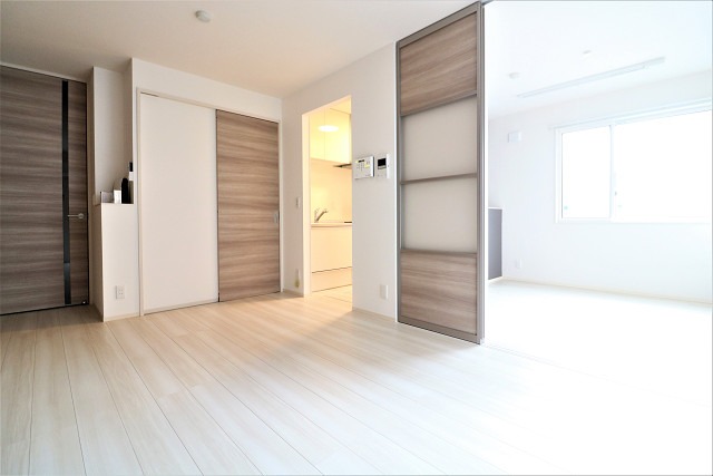 白を基調とした明るいお部屋です