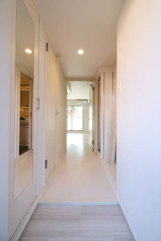 明るい玄関でお出迎え