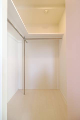 大容量のウォークインクローゼットですね