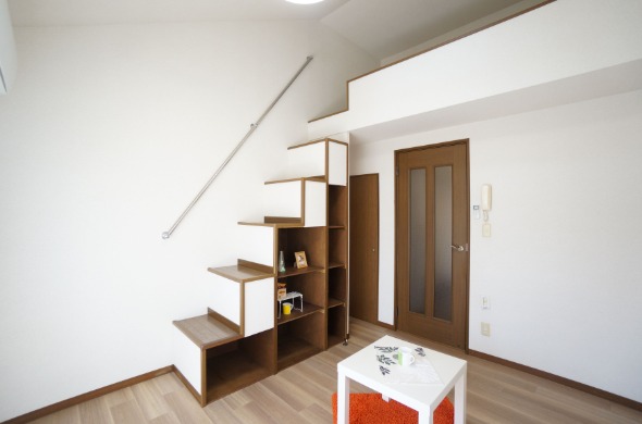 ロフトへの階段はこのようになっています。