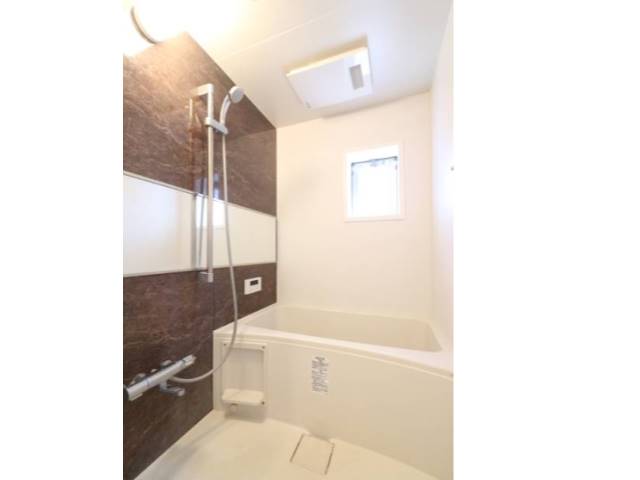 広くリラックスできるバスルームです