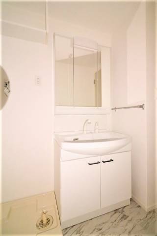 三面鏡付きシャンプードレッサーです