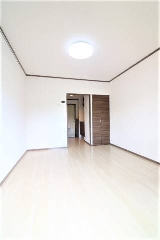 白を基調とした明るいお部屋です