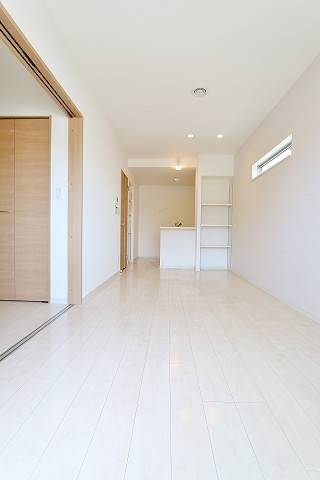 白基調で明るいリビングです